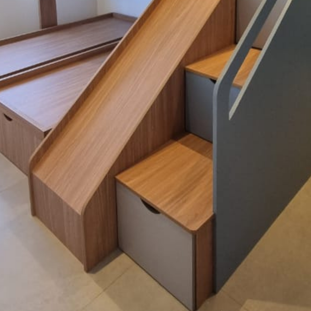 Quarto infantil sob medida em Cabreúva, desenvolvido em parceria com arquitetos, com mezanino tipo playground, escorregador, escada com gavetas e duas camas sob o mezanino com gavetas e bases articuladas para armazenamento, em acabamentos Azul Astral, Jequitibá e Trend em Cavreúva.