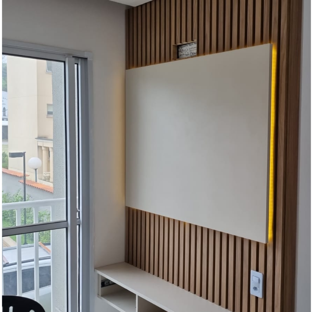 Painel de sala sob medida em apartamento em Jundiaí, com acabamento Beige Matte e Savana, painel ripado, painel liso de TV sobreposto, nichos e iluminação LED indireta.